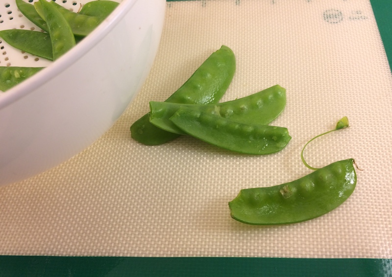 how to trim snow peas