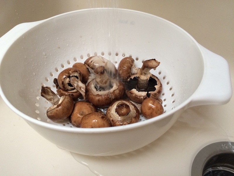 wash mushrooms